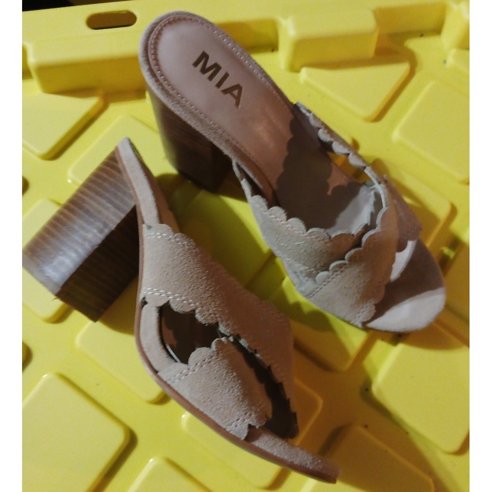 Mia Roslyn Tan Suede Scalloped Criss Cross Slip On Block Heel Sandals, Size 8